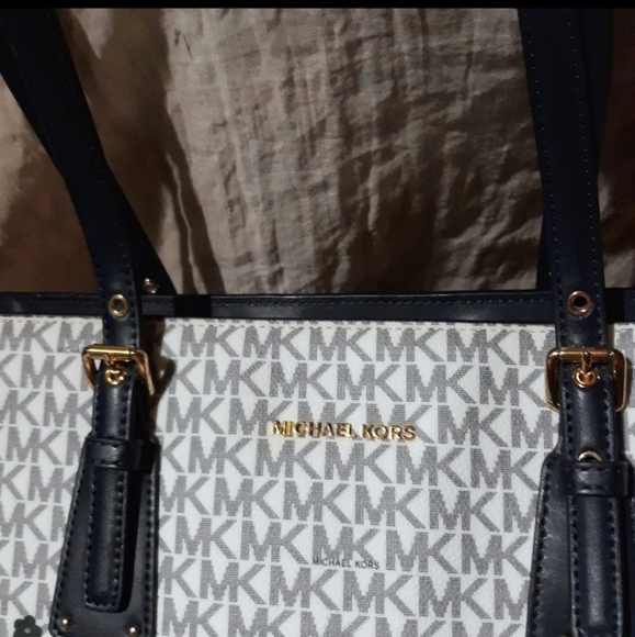 SOLD Michael Kors Signature Voyager tote - Picture 5 of 7